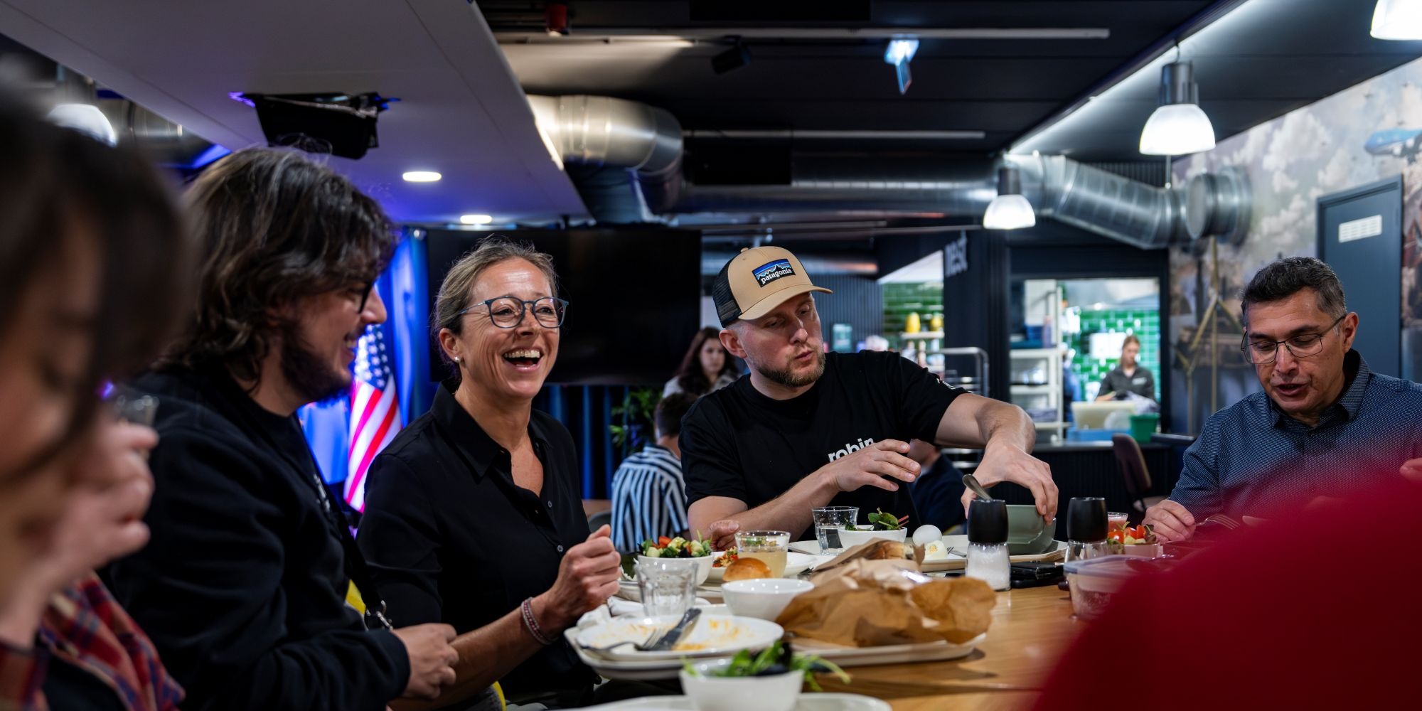 Mariska Hooijmans having lunch with her team
