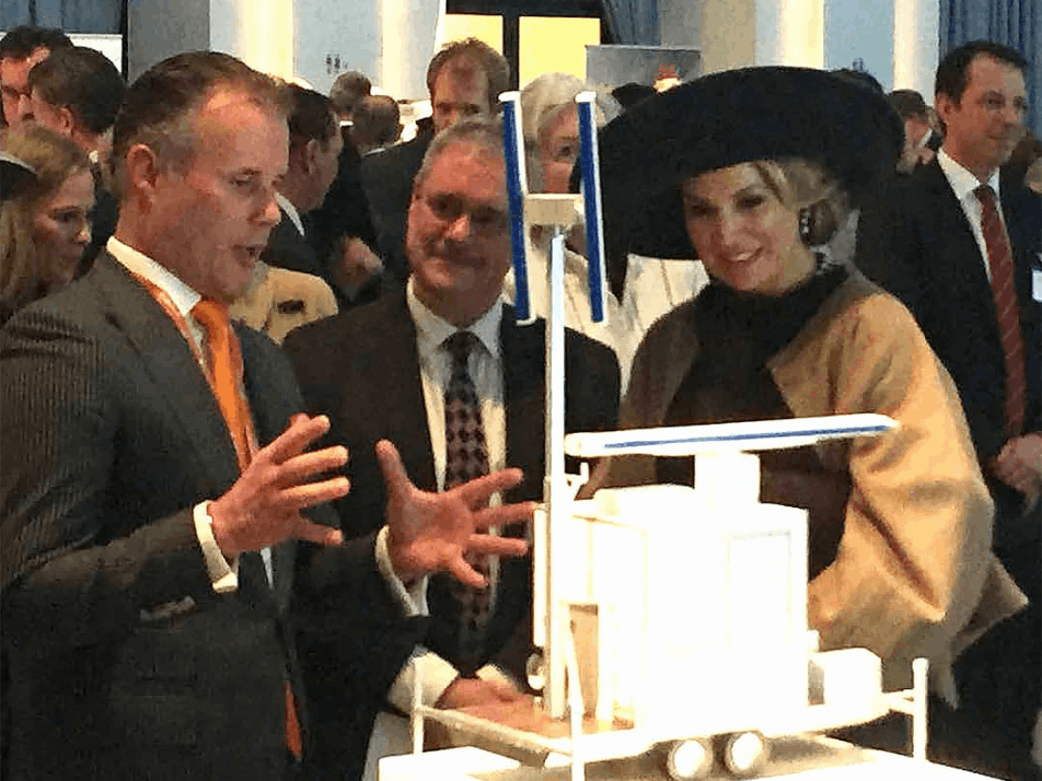 Queen Maxima and Robin Radar look at a radar detection prototype